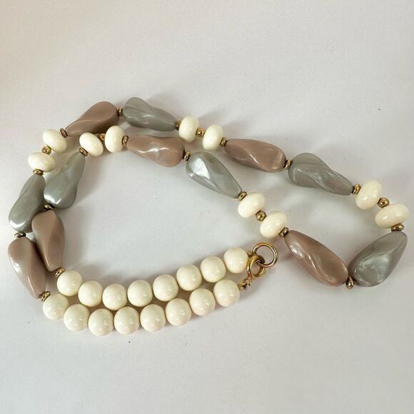 Vintage cream and grey beaded necklace - Picture 4 of 7